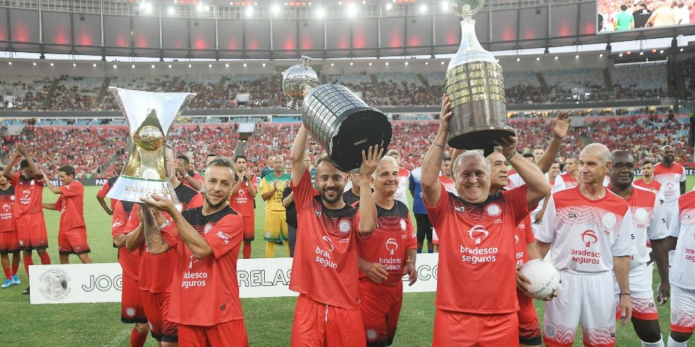 Zico e os atletas profissionais do Flamengo exibindo os troféus!