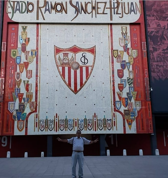 cliente visitando o estádio do sevilla