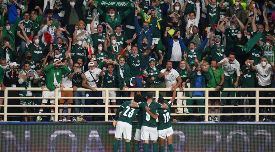 Jogadores do Palmeiras comemorando com sua torcida. Foto: Reprodução