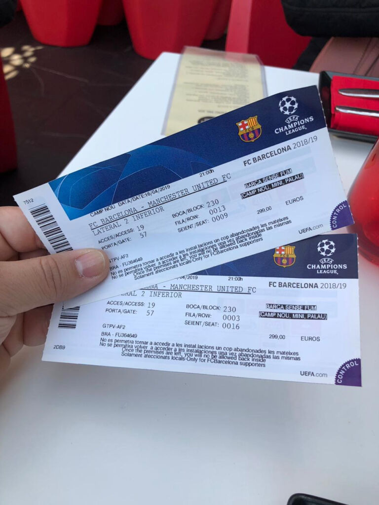 Cliente do Turista FC com ingressos para o jogo entre Barcelona e Manchester United nas quartas de final da Champions League de 2019.