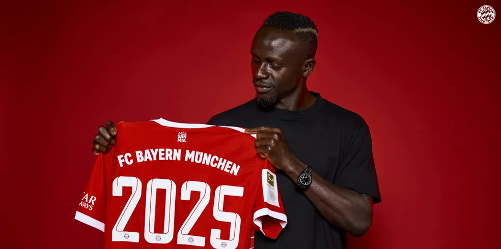 Sadio Mané em chegada ao Bayern de Munique. Foto: Divulgação/Bayern de Munique - transferências