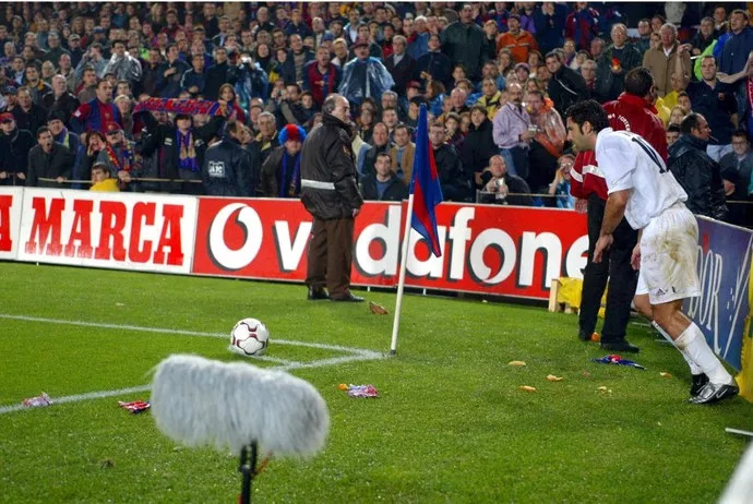 Figo jogando contra o Barcelona após transferência para o Real Madrid. Foto: Reprodução