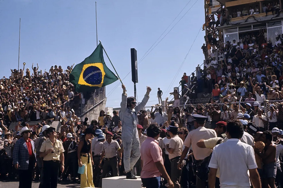 Emerson Fittipaldi comemora sua vitória em 1973. Foto: Bernard Chier/Getty Images - Fórmula 1