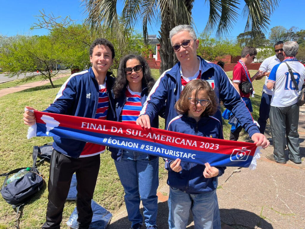 Família com o agasalho do "Leões de SP", embaixada do Fortaleza em São Paulo.