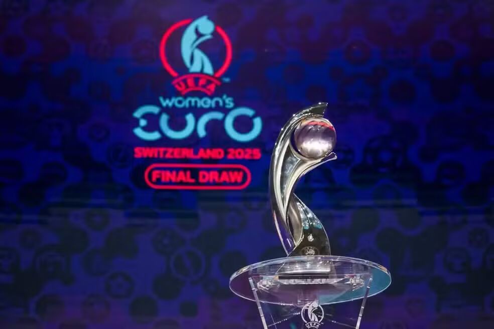 Troféu da Eurocopa Feminina de 2025 — Foto: Fabrice Coffrini/AFP