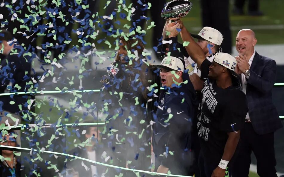 Kenneth Walker erguendo o troféu Vince Lombardi após vencer o Super Bowl LX com os Seahawks (Foto: Patrick T. Fallon/AFP)