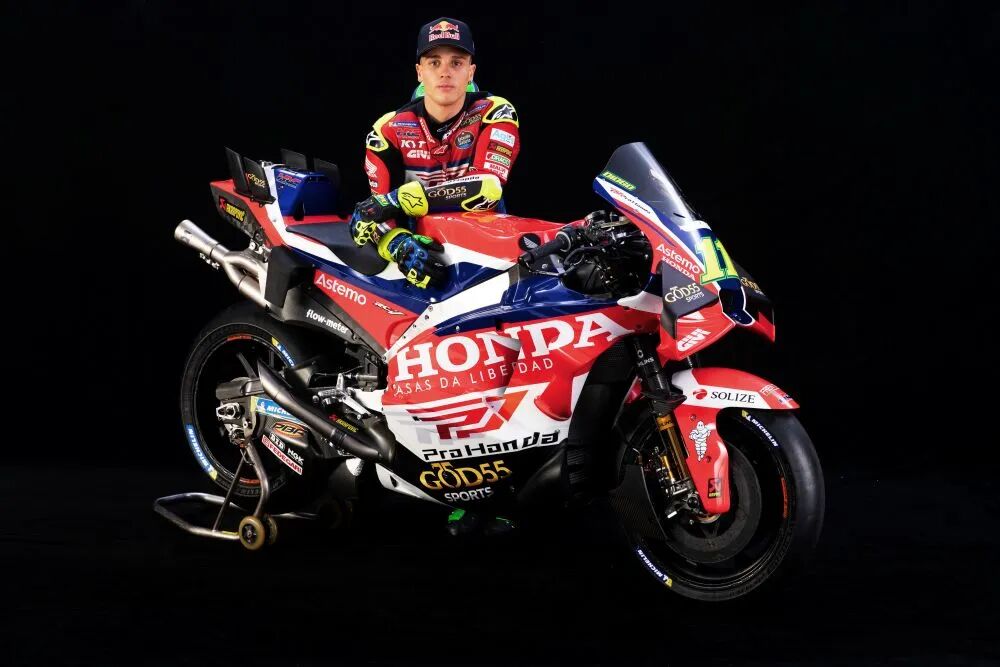 Diogo Moreira e sua moto para a temporada 2026 da MotoGP. Foto: Divulgação